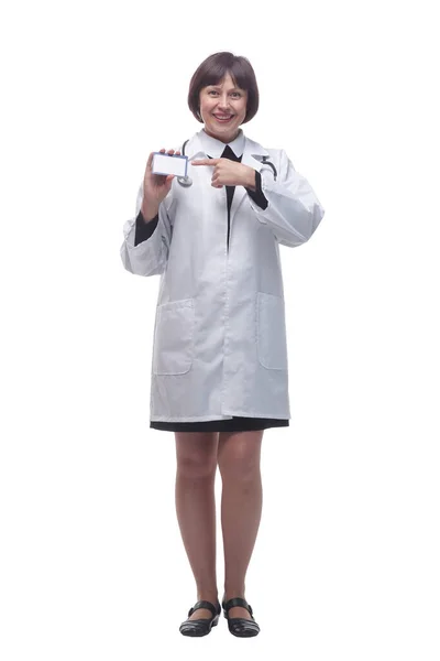 Молода жінка лікар показує свою візитку  . — стокове фото