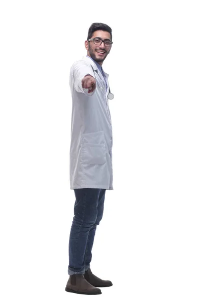 Γιατρός με αυτοπεποίθηση και στηθοσκόπιο να σε κοιτάει. απομονωμένο σε λευκό φόντο. — Φωτογραφία Αρχείου