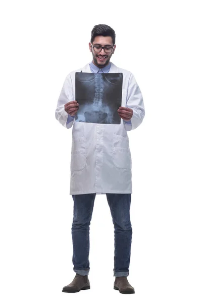 El médico que atiende a la radiografía. aislado sobre un fondo blanco. — Foto de Stock