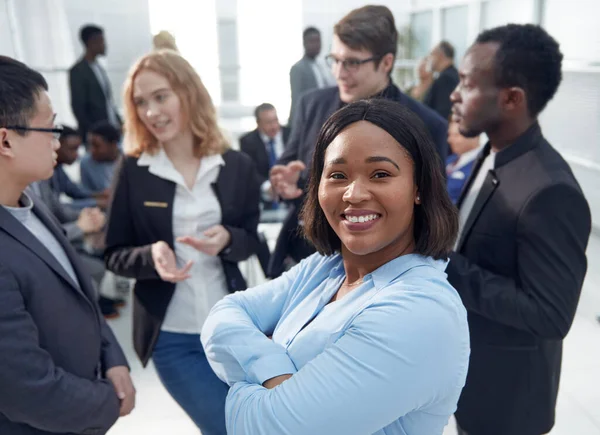 Retrato de una hermosa mujer negra feliz — Foto de Stock