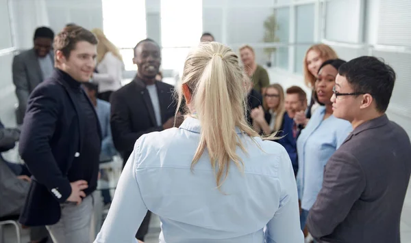 Zpětný pohled na Business man vypadá. Zadní pohled kolekce lidí. ba — Stock fotografie