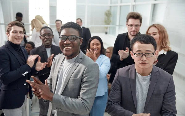 Multinational group of business people applauding together . — Stock Photo, Image