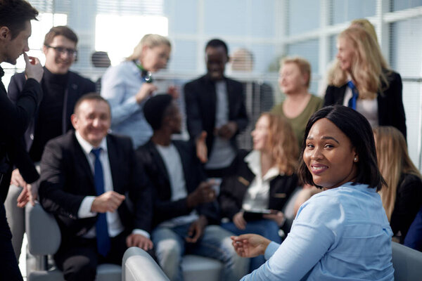 улыбающаяся деловая женщина и большая международная бизнес-команда .