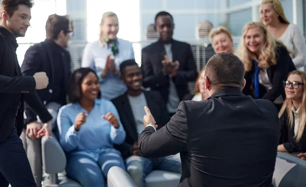 Grupo de jovens empresários multi étnicos na sala de reuniões — Fotografia de Stock