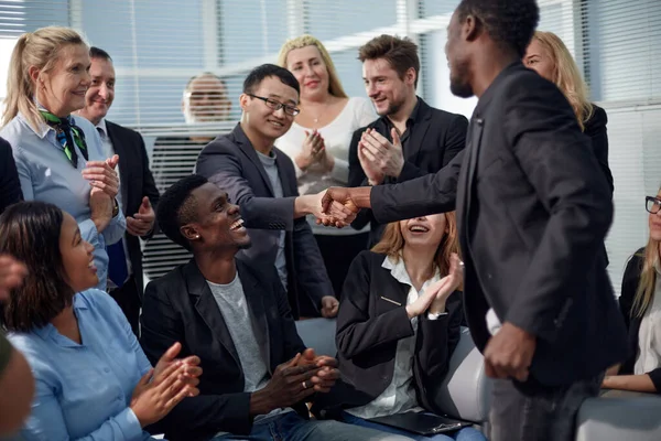 Beeld werkgevers in kantoor schudden handen na succesvolle onderhandelingen — Stockfoto