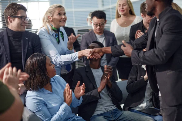 Empleadores de imagen en la oficina estrechando las manos después de negociaciones exitosas —  Fotos de Stock
