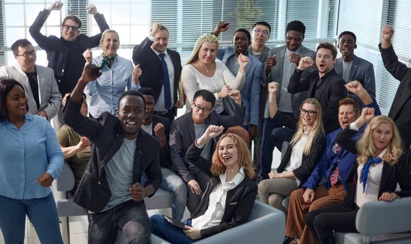 Celebração da equipe de negócios com entusiasmo — Fotografia de Stock