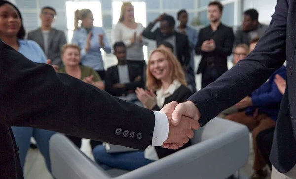 Закрывай. рукопожатие деловых людей в зале заседаний. — стоковое фото
