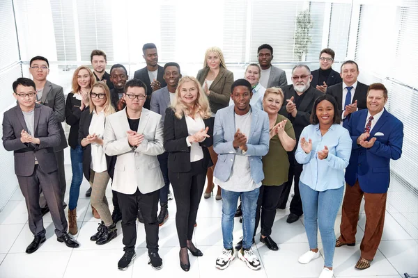 Группа разнообразных корпоративных сотрудников, аплодирующих вместе . — стоковое фото