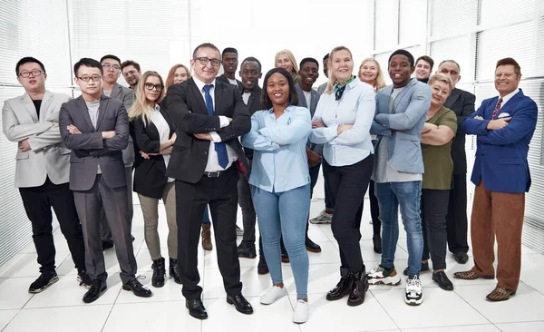 Groep succesvolle multi-etnische zakenmensen in volle groei. — Stockfoto