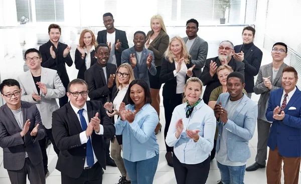 Gruppo di felici uomini d'affari che applaudono insieme. — Foto Stock