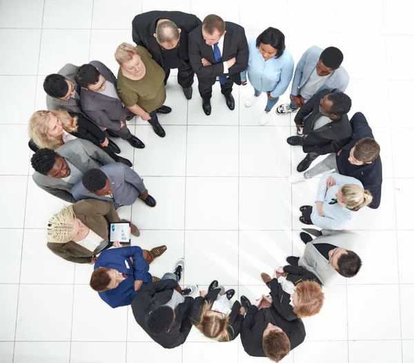 Vue de dessus. groupe de divers hommes d'affaires debout dans un cercle. — Photo