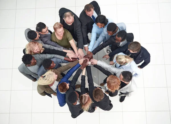 Στην κορυφή. ομάδα διαφορετικών επιχειρηματιών που ενώνουν τις παλάμες τους. — Φωτογραφία Αρχείου