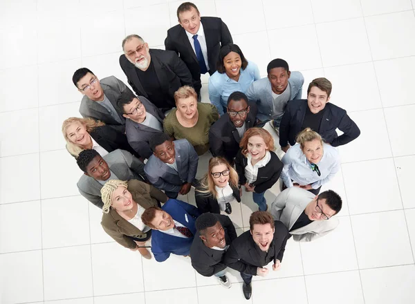 Un groupe d'hommes d'affaires divers sont debout ensemble. vue de — Photo