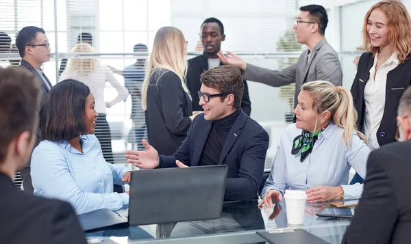 Zakenmensen die samenwerken op desktopcomputers — Stockfoto