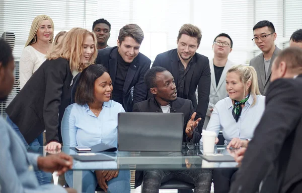 Uomo d'affari parlare di qualcosa ad un incontro con il team di lavoro. — Foto Stock