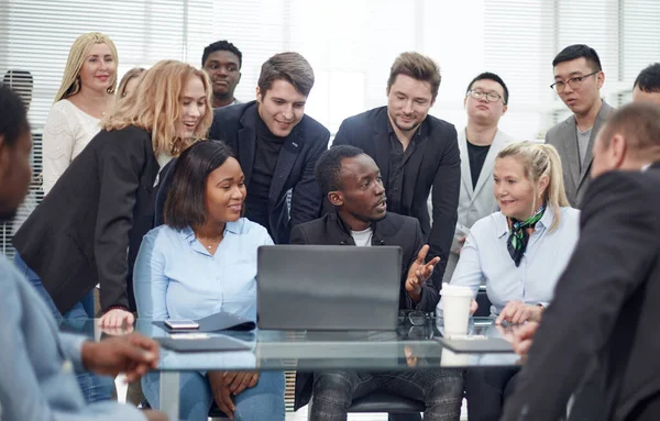 Zakenman praat over iets op een vergadering met het business team. — Stockfoto