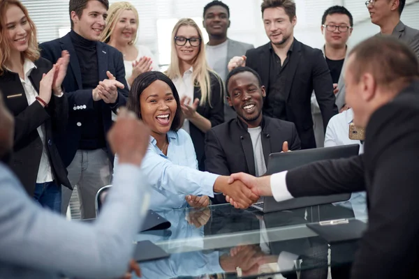 Handshake business people afher effective negotiation with clien — Stock fotografie