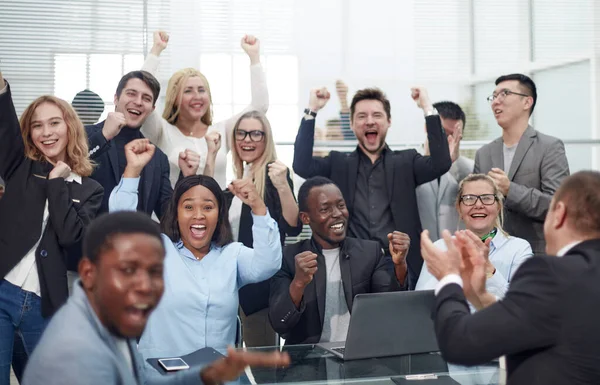 Grande equipe de negócios feliz mostrando seu sucesso. — Fotografia de Stock