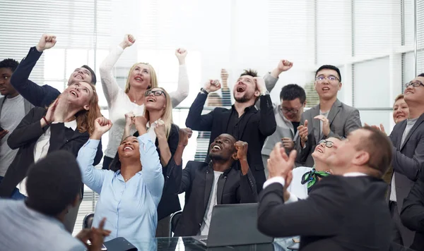 Benvenuto nella nostra squadra. Vista dall'alto di giovani uomini moderni in abbigliamento casual intelligente che stringono la mano mentre lavorano nell'ufficio creativo — Foto Stock