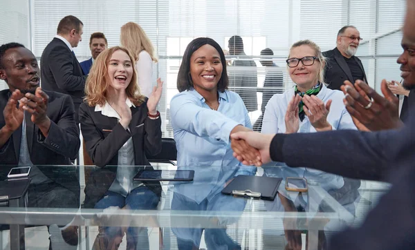 Glimlachende zakenvrouw schudden handen met haar zakenpartner. — Stockfoto