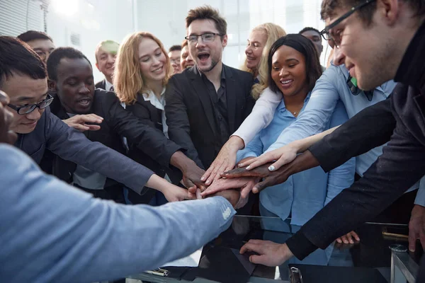 Business team stapelen hun handen bij elkaar — Stockfoto