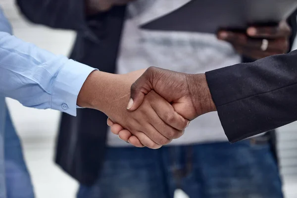 Закрытие рукопожатия деловых партнеров на фоне эмпло — стоковое фото