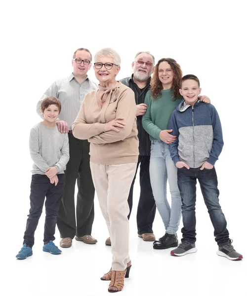 Mutlu büyükanne ailesinin önünde duruyor..