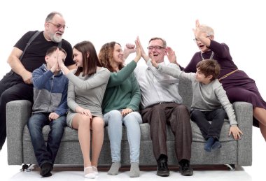 Büyük, rahat bir koltukta oturan mutlu bir aile..