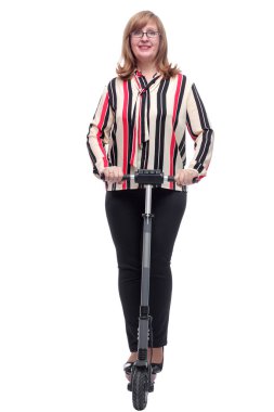 Tam gelişim. Elektrikli scooterlı gülümseyen bir kadın.