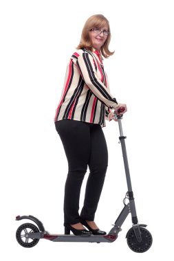 Yan görünüş. Elektrikli scooter 'ı olan modern sıradan bir kadın.