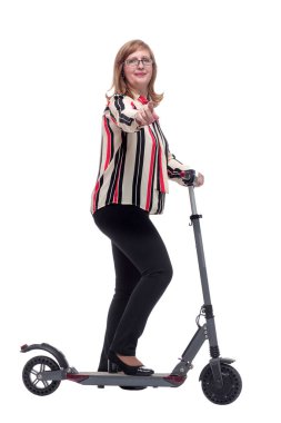 Yan görünüş. Elektrikli scooter 'ı olan modern sıradan bir kadın.