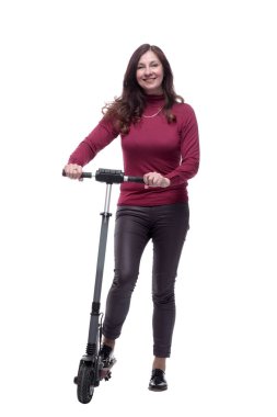 Tam gelişim. Elektrikli scooter 'ı olan gülümseyen genç bir kadın.