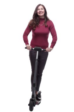 Tam gelişim. Elektrikli scooter 'ı olan gülümseyen genç bir kadın.