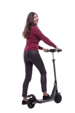 Motosikletli bir kadın beyaz ekranda reklam okuyor.