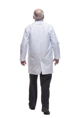 Dikiz aynası. Steteskoplu kıdemli doktor ileri doğru ilerliyor.