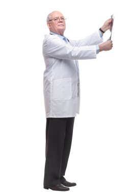 Yan görünüş. Terapist röntgene dikkatlice bakıyor.