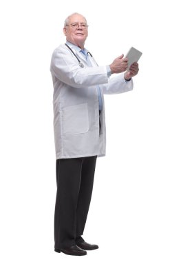 Tam gelişim. dijital tabletli kıdemli doktor