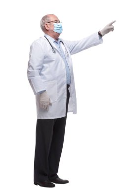 Tam gelişim. Koruyucu maskeli bir doktor seni işaret ediyor.