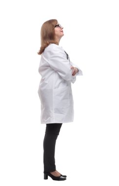 Yan görünüş. Beyaz ekrana bakan ciddi bir kadın doktor.