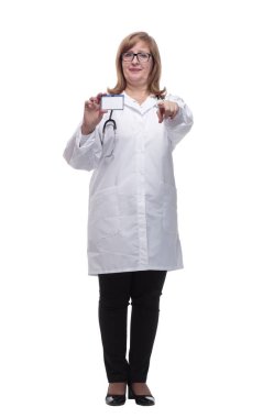 Kalifiye kadın terapist ziyaretçi kartını gösteriyor