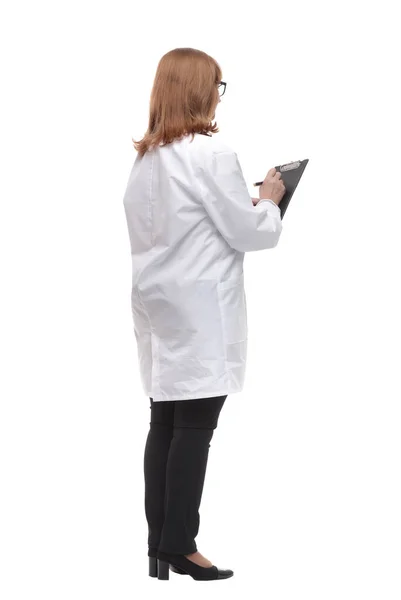 Квалифицированная женщина-врач выписывает рецепт для пациента — стоковое фото