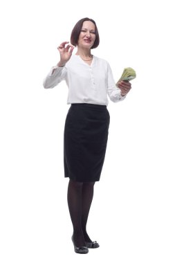 Kendine güvenen bir iş kadını bir yığın banknotu işaret ediyor..