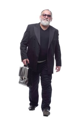 Çantası olan kıdemli bir iş adamı. beyaz arkaplanda izole edilmiş.