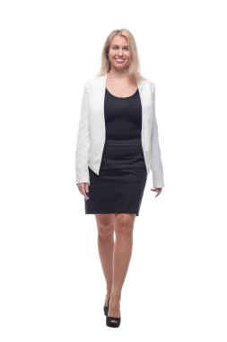 Beyaz ceketli mutlu genç bir kadın ileri doğru yürüyor. .