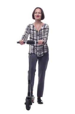 Elektrikli scooterlı çekici, olgun bir kadın. beyaz arkaplanda izole edilmiş.