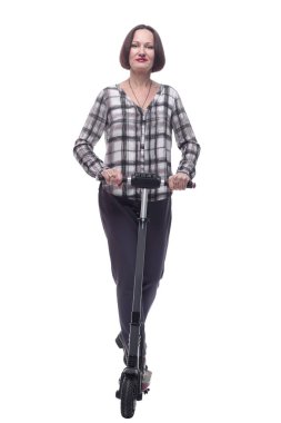 Elektrikli scooterlı çekici, olgun bir kadın. beyaz arkaplanda izole edilmiş.
