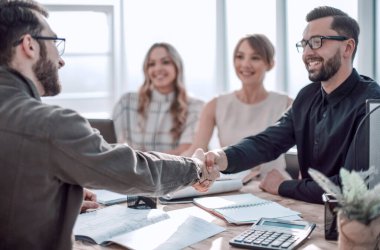 Ofisteki işyerinde çalışan büyük bir grup.