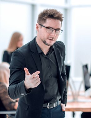 Kapat. Hırslı genç işadamı sana bakıyor.