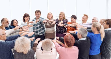 Saygıdeğer kolları olan insanlar kollarını ileri uzattılar.